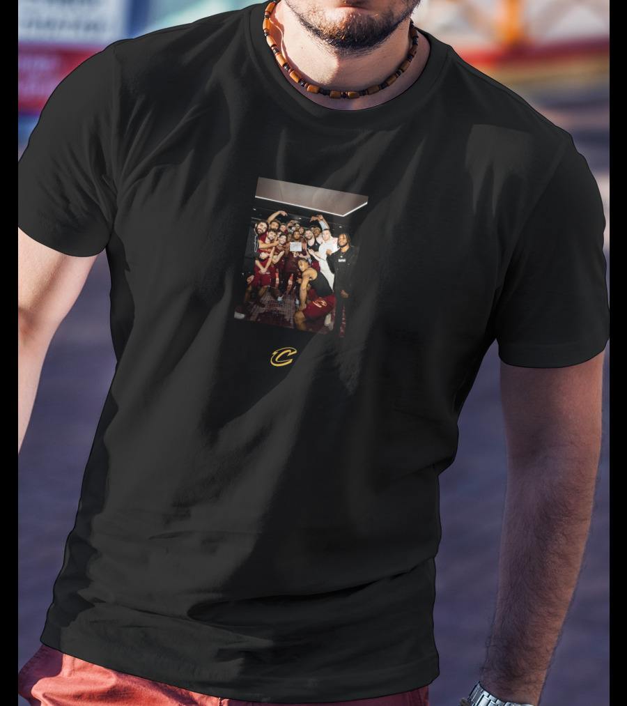 Cleveland Cavaliers Donovan Mitchell 71 Point Game Celebration Team Photo T-Shirt
