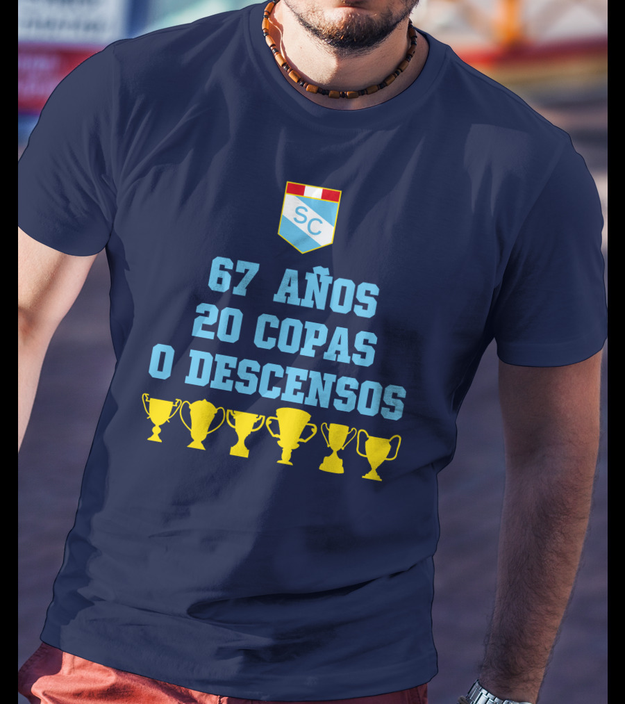 67 Años 20 Copas 0 Descensos SC Shield With Trophy Icons T-Shirt