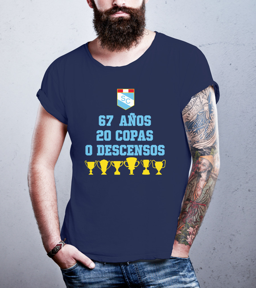 67 Años 20 Copas 0 Descensos SC Shield With Trophy Icons T-Shirt