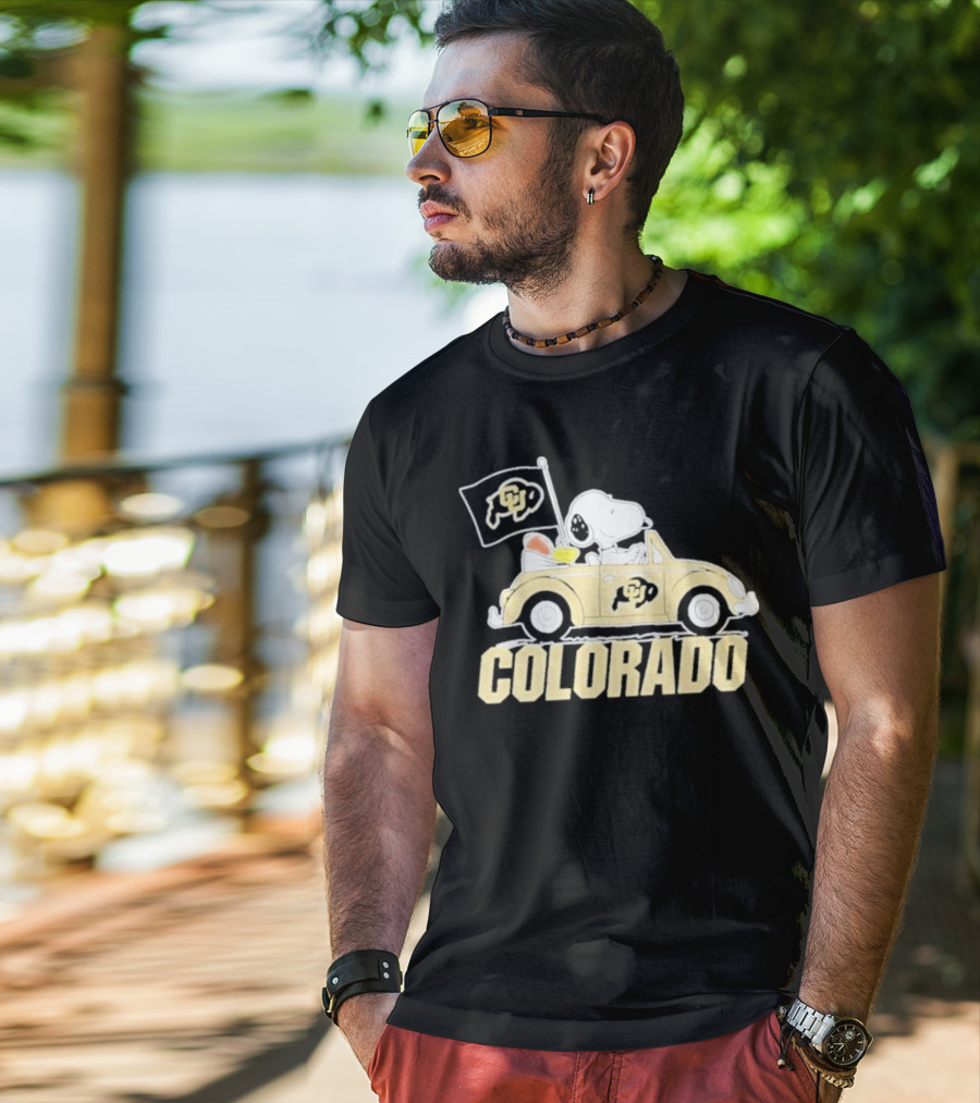 Snoopy And Woodstock Drive Colorado Buffaloes Car With Flag T-Shirt