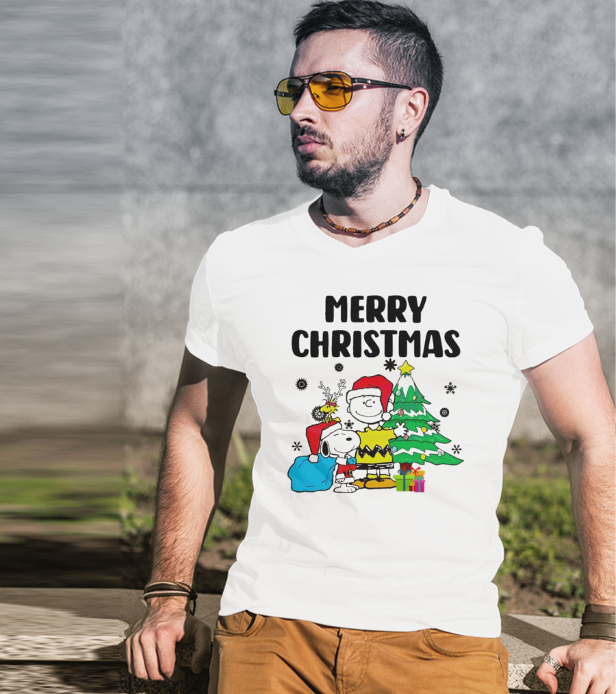 Charlie Snoopy Woodstock Merry Christmas Tree Santa Hats T-Shirt