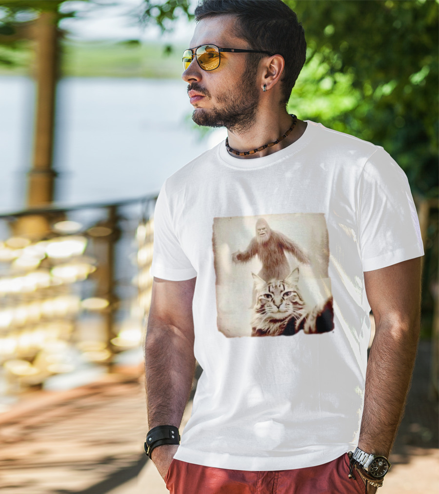 Bigfoot Photobombing Cat Selfie T-Shirt