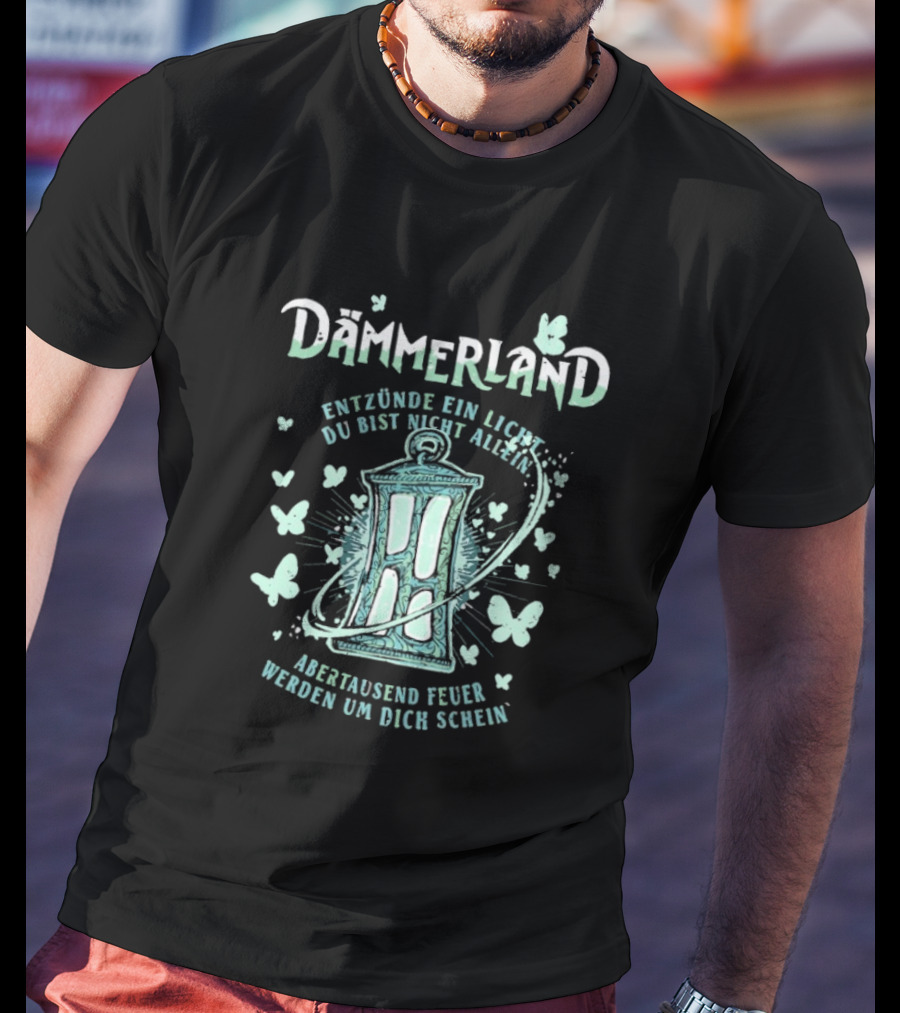 Dämmerland Entzünde Ein Licht Du Bist Nicht Allein Abertausend Feuer Werden Um Dich Scheinen Laterne Und Schmetterlinge T-Shirt