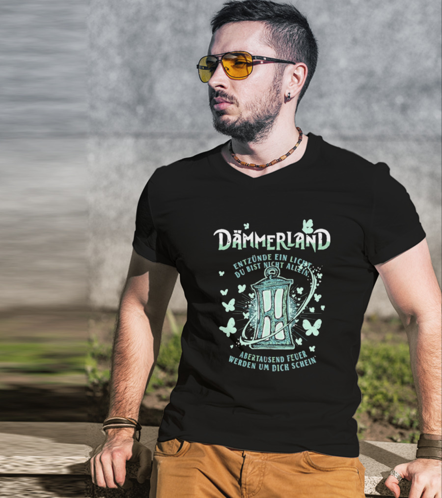 Dämmerland Entzünde Ein Licht Du Bist Nicht Allein Abertausend Feuer Werden Um Dich Scheinen Laterne Und Schmetterlinge T-Shirt