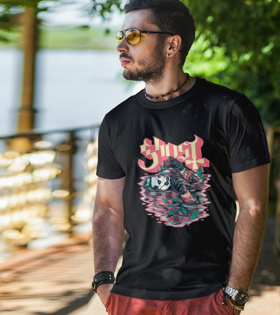 Ghost Pre-Raphaelite Art Nouveau Illustration With Roses T-Shirt