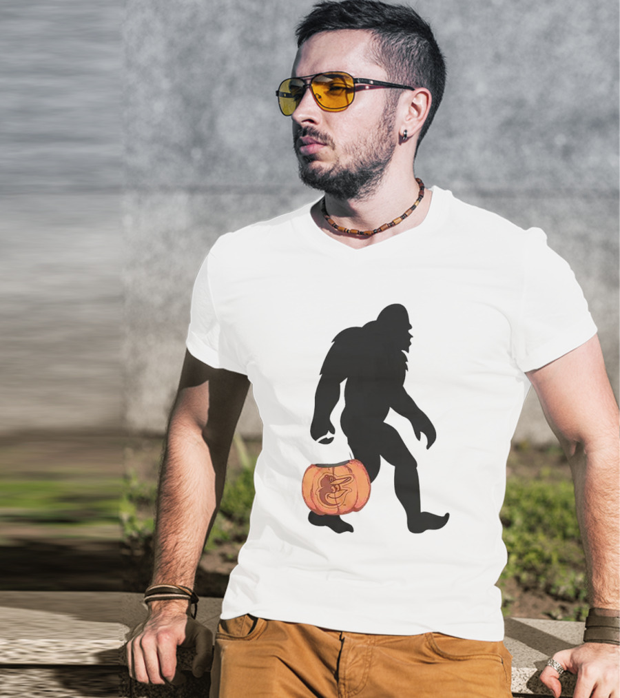 Baltimore Orioles Bigfoot Carrying Pumpkin Halloween T-Shirt