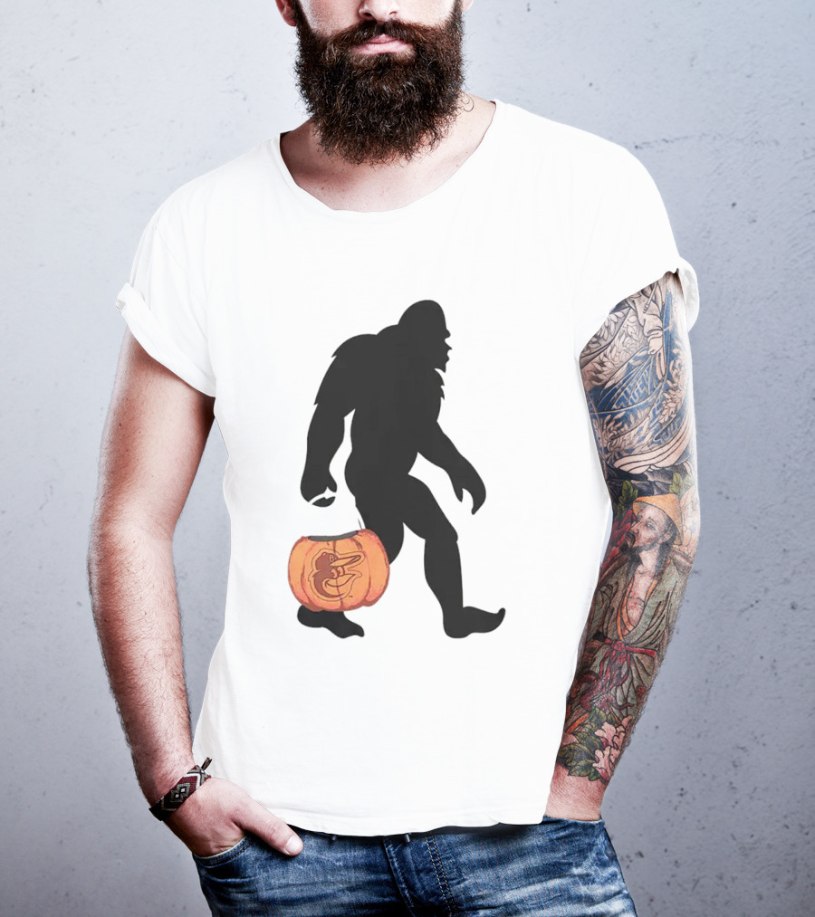 Baltimore Orioles Bigfoot Carrying Pumpkin Halloween T-Shirt