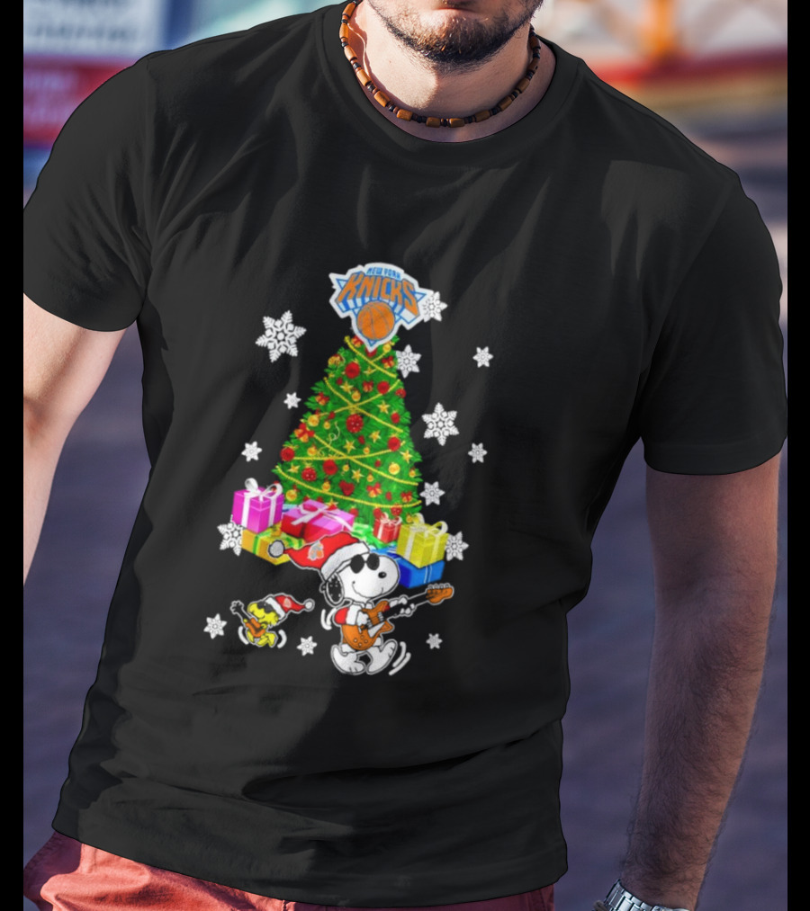 New York Knicks Snoopy Woodstock Christmas Tree Gifts Snowflakes T-Shirt