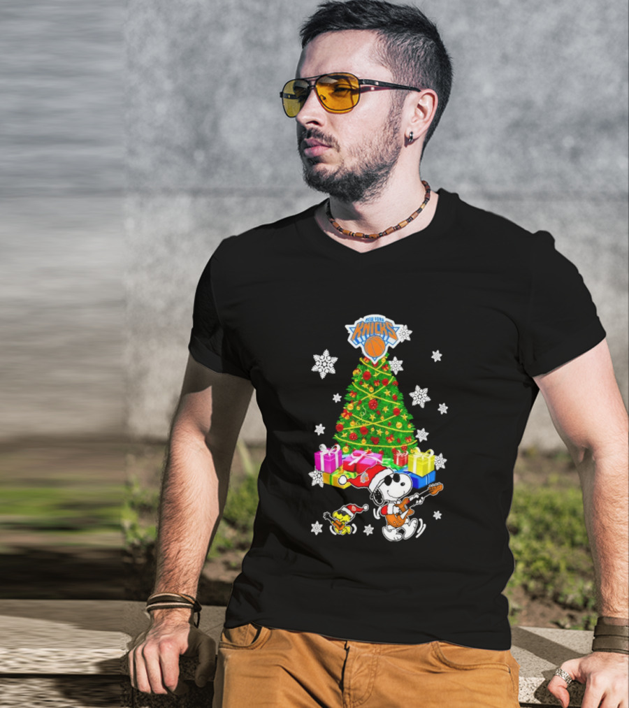 New York Knicks Snoopy Woodstock Christmas Tree Gifts Snowflakes T-Shirt