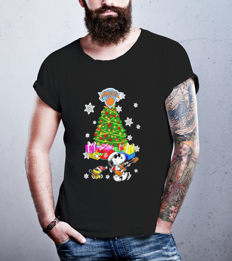 New York Knicks Snoopy Woodstock Christmas Tree Gifts Snowflakes T-Shirt