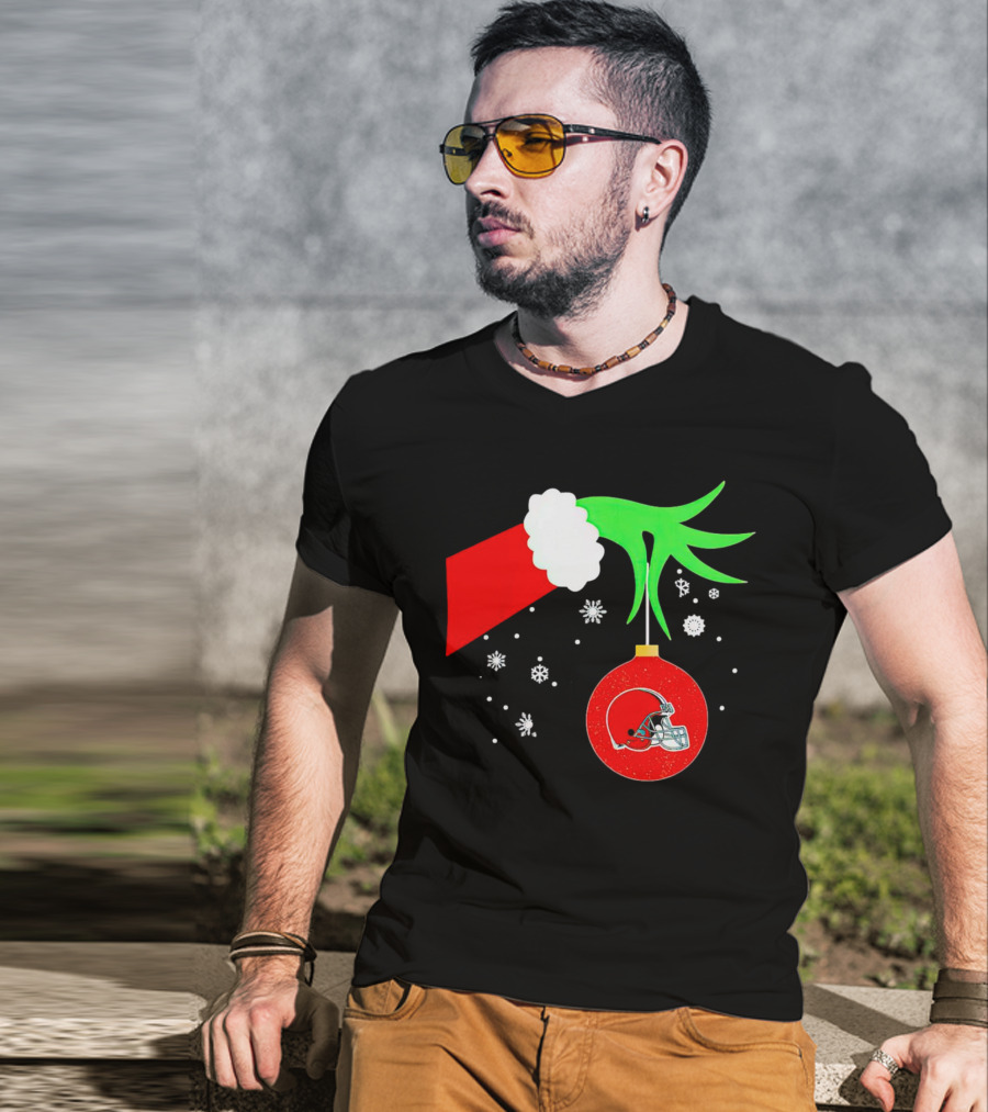 The Grinch Holding Cleveland Browns Ornament With Snowflakes T-Shirt