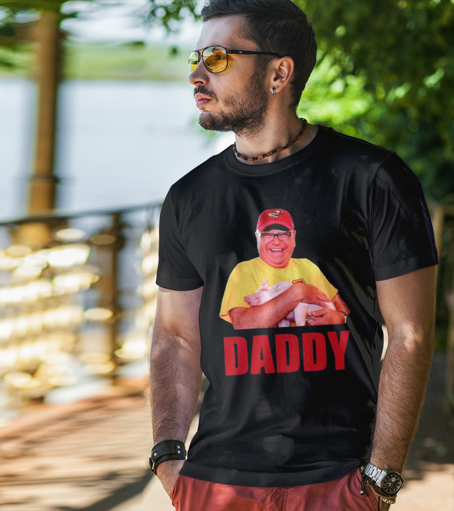 DADDY Hugging Pig Tim Walz Cap T-Shirt