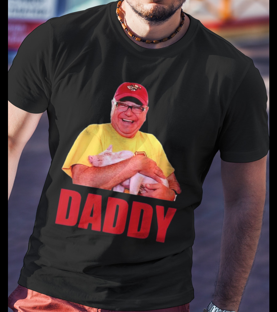 DADDY Hugging Pig Tim Walz Cap T-Shirt