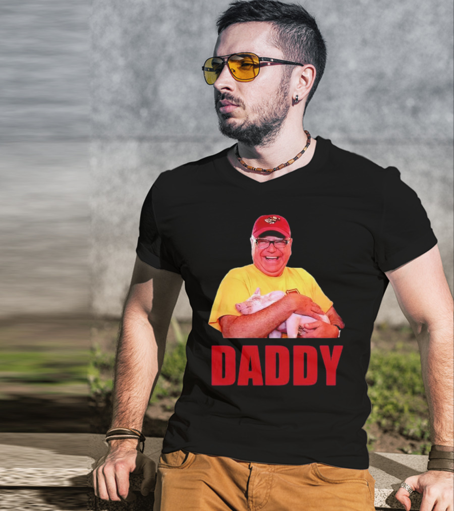 DADDY Hugging Pig Tim Walz Cap T-Shirt