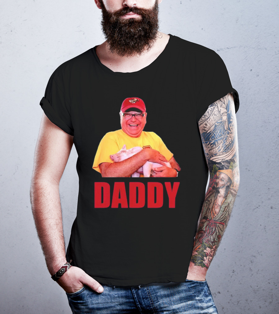 DADDY Hugging Pig Tim Walz Cap T-Shirt