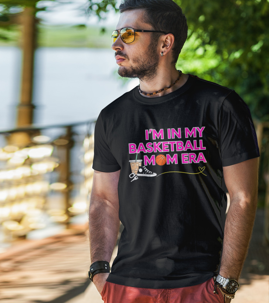 I'm In My Basketball Mom Era Sneakers Coffee Schlüsselbund Herz T-Shirt