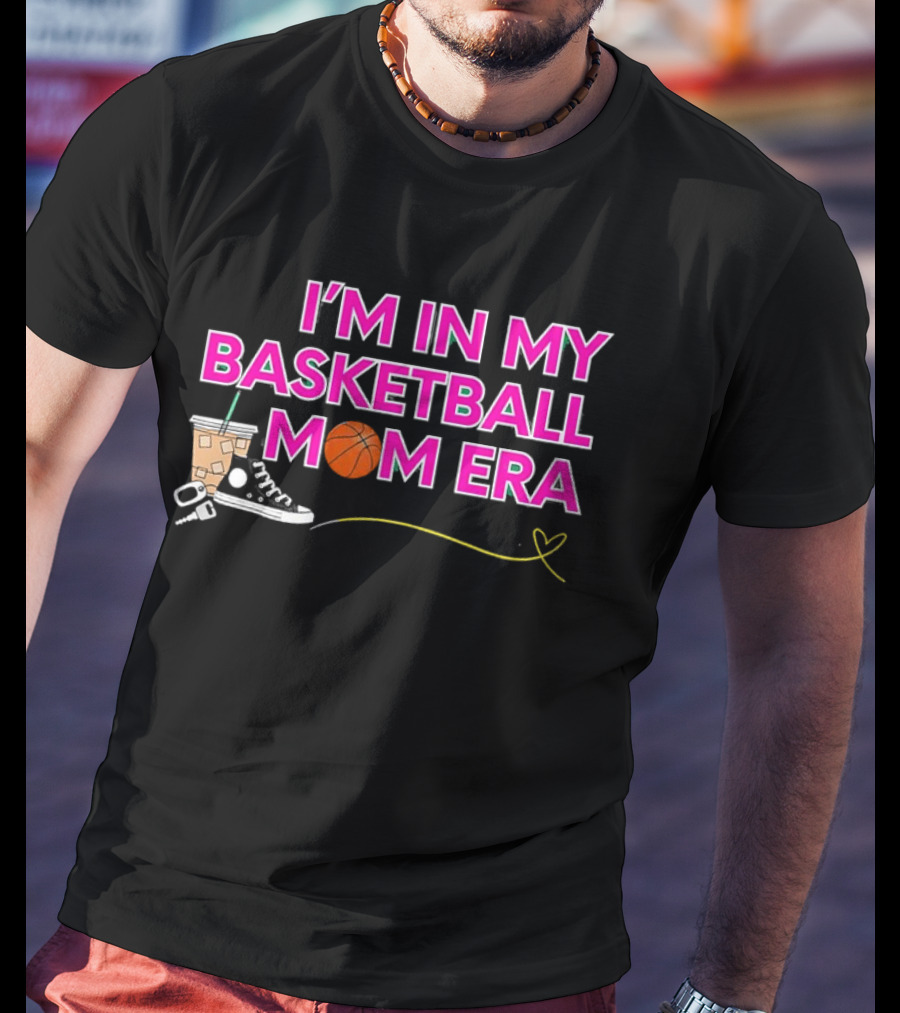 I'm In My Basketball Mom Era Sneakers Coffee Schlüsselbund Herz T-Shirt