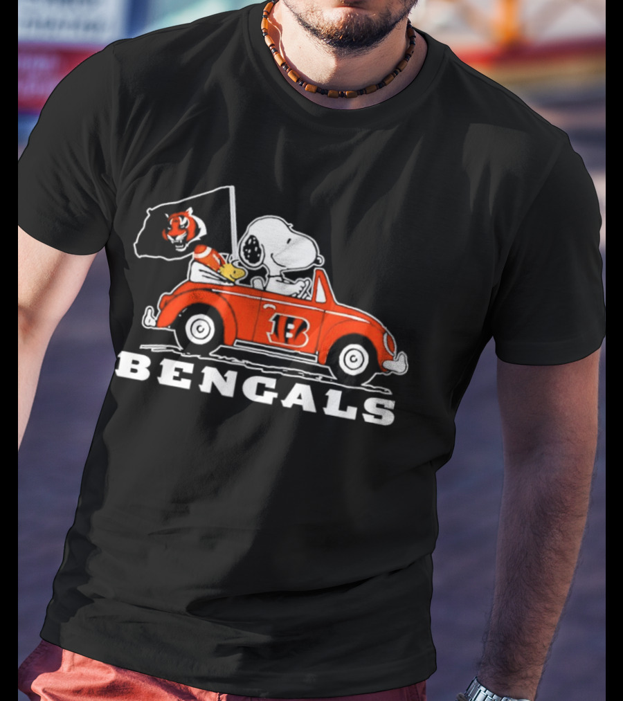 Snoopy And Woodstock Driving Cincinnati Bengals Car With Flag T-Shirt