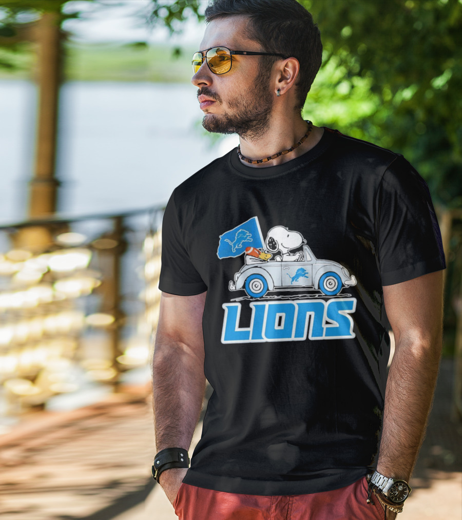 Snoopy And Woodstock In Car With Detroit Lions Flag T-Shirt