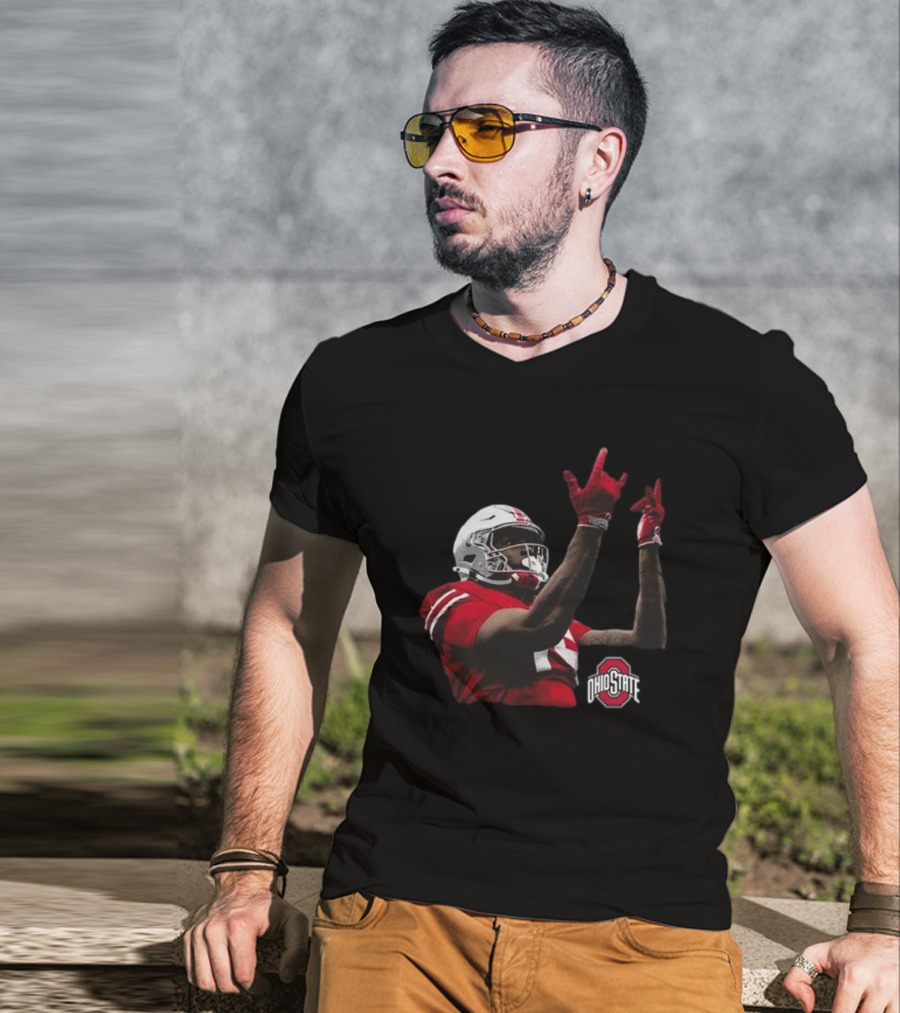 Jelani Thurman Ohio State Football Player In Action With Helmet And Ohio State Buckeyes Logo T-Shirt