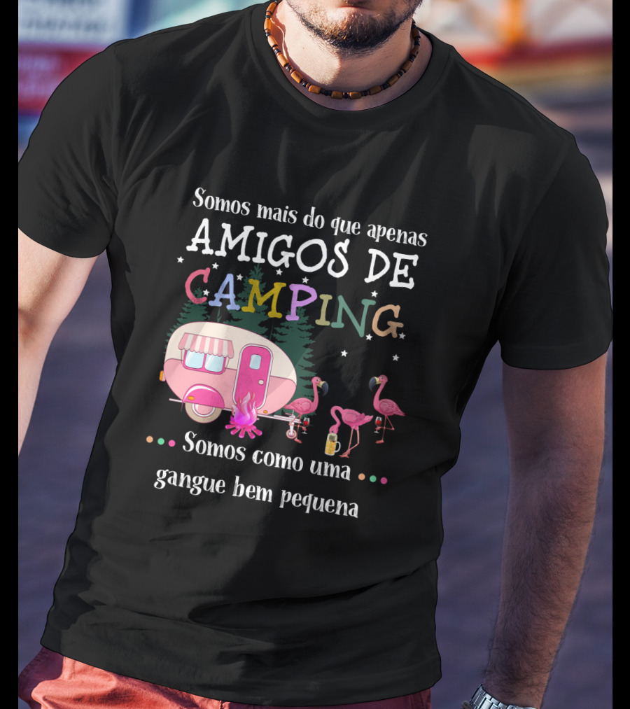 Somos Mais Do Que Apenas Amigos De Camping Somos Como Uma Gangue Bem Pequena Flamingo Caravana Estrelas Fogueira T-Shirt
