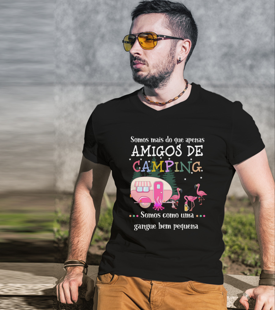 Somos Mais Do Que Apenas Amigos De Camping Somos Como Uma Gangue Bem Pequena Flamingo Caravana Estrelas Fogueira T-Shirt