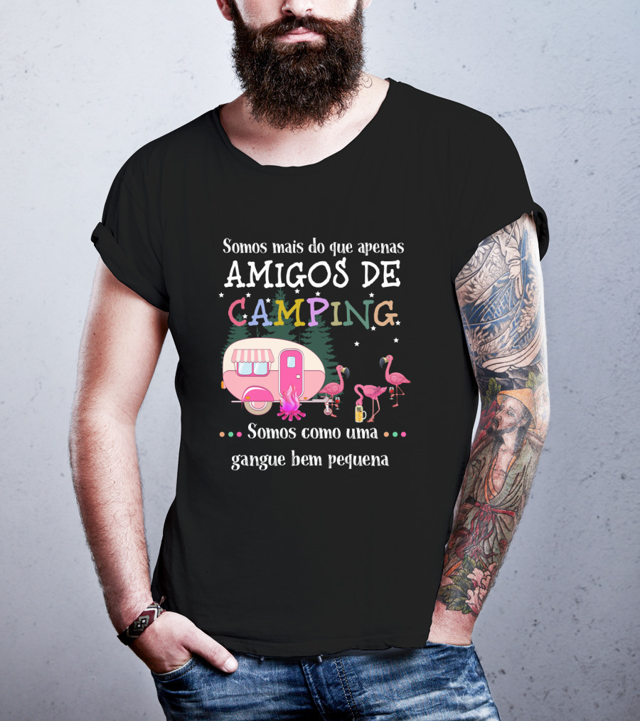 Somos Mais Do Que Apenas Amigos De Camping Somos Como Uma Gangue Bem Pequena Flamingo Caravana Estrelas Fogueira T-Shirt