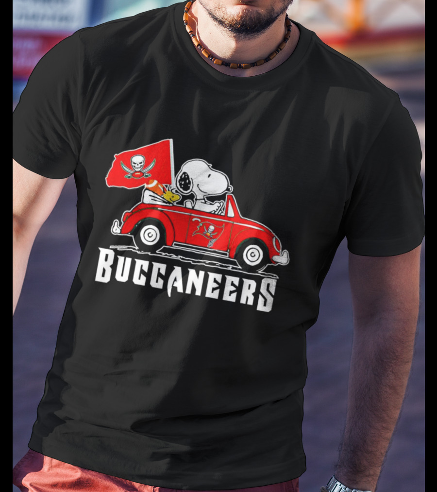 Snoopy And Woodstock In Car With Buccaneers Flag T-Shirt