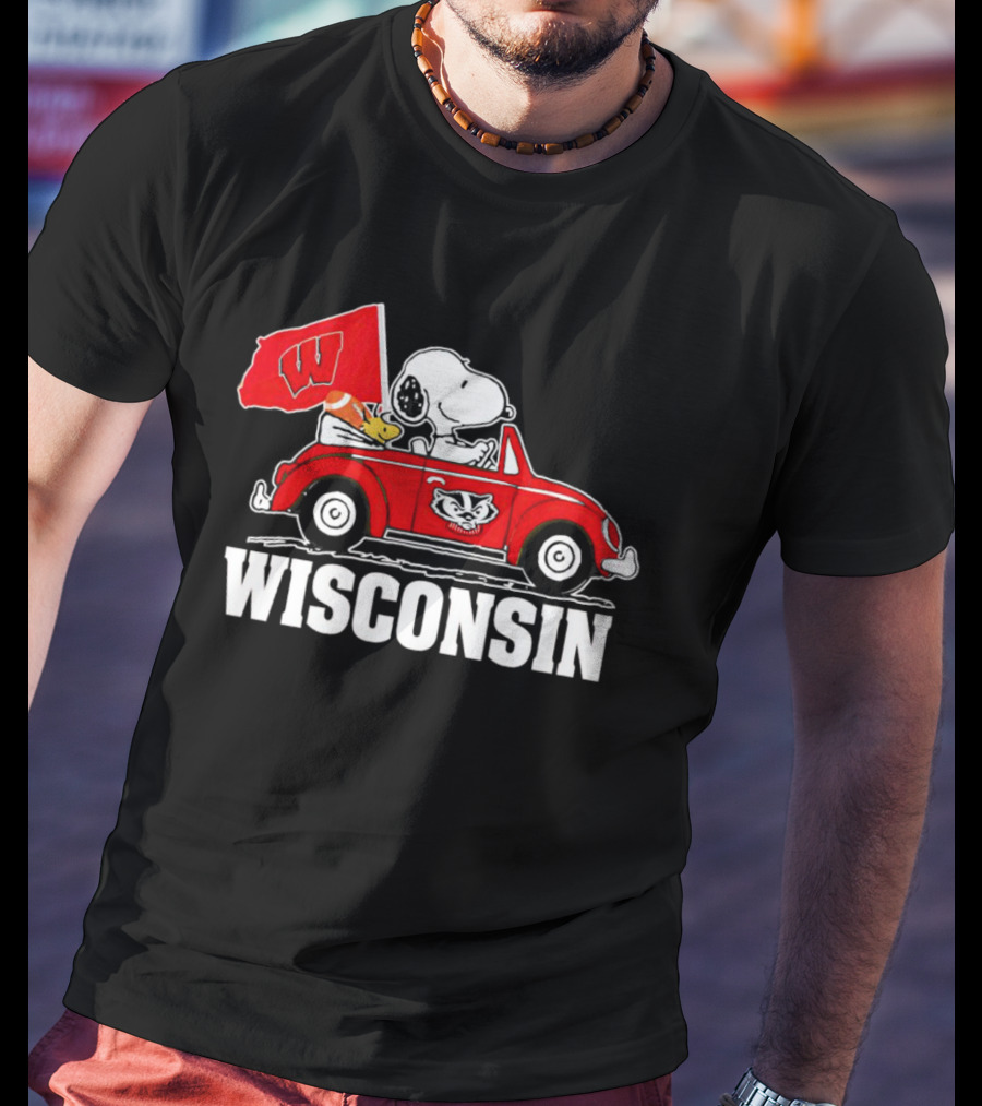 Snoopy And Woodstock In Red Car With Wisconsin Flag And Wisconsin Badgers T-Shirt