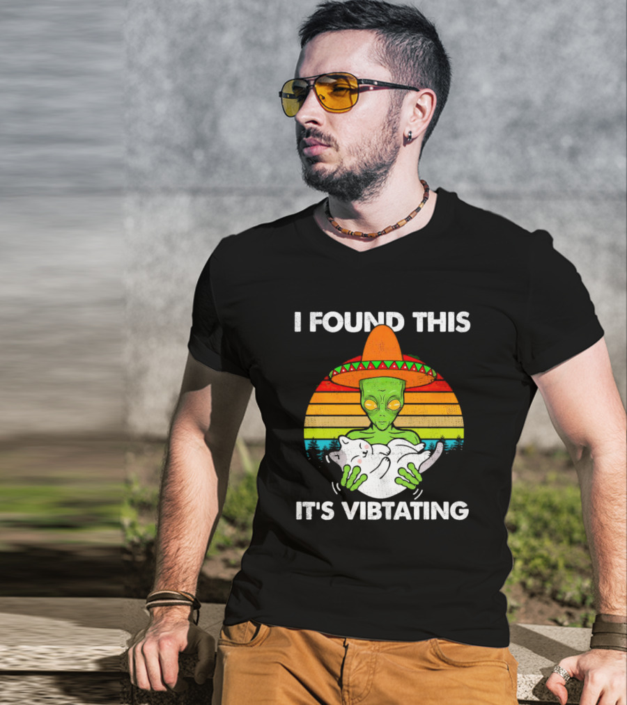 I Found This It's Vibrating Alien Cat Vintage Retro Sunset Sombrero T-Shirt
