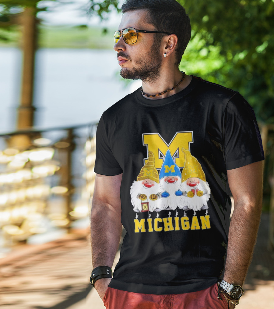 Gnomies Michigan Wolverines Christmas Festive Gnome Trio With Gifts And Lantern T-Shirt