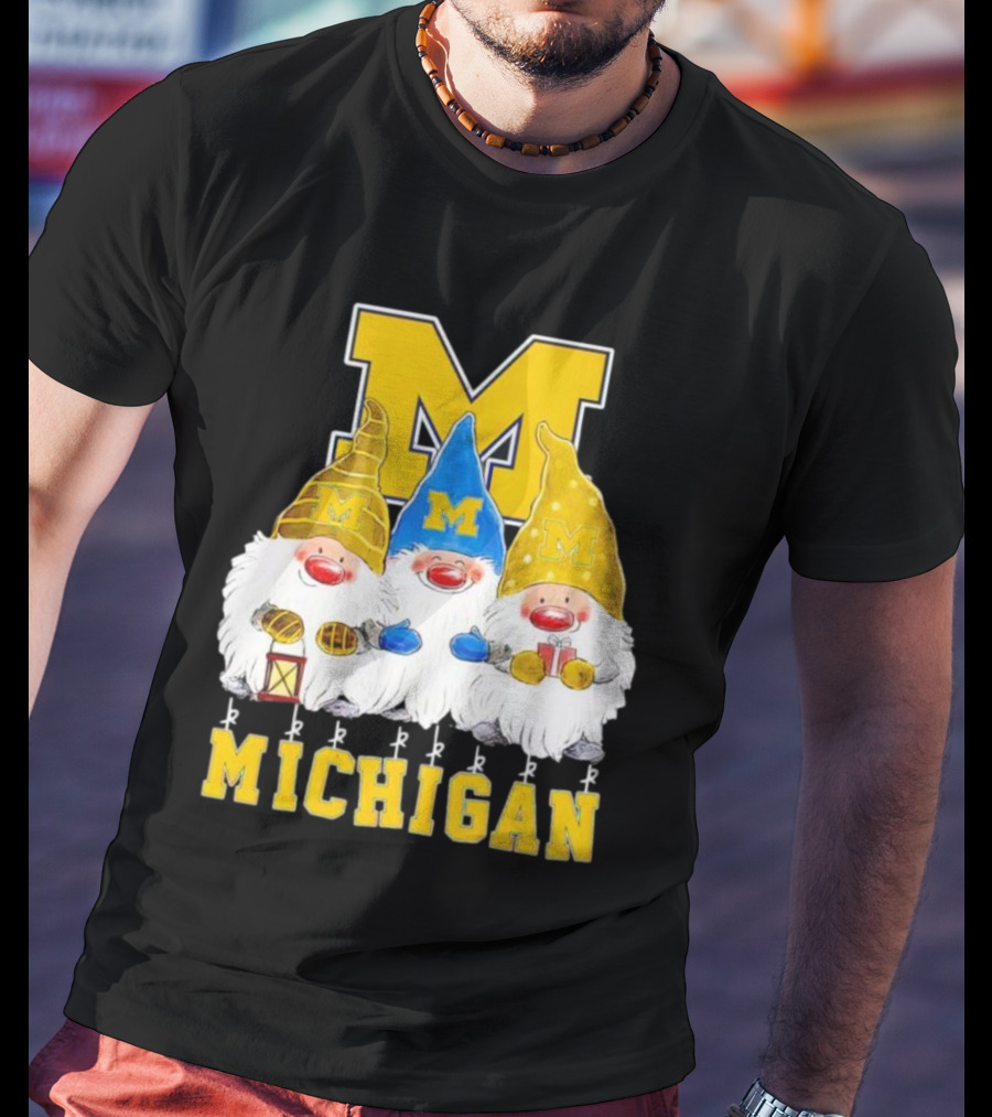 Gnomies Michigan Wolverines Christmas Festive Gnome Trio With Gifts And Lantern T-Shirt