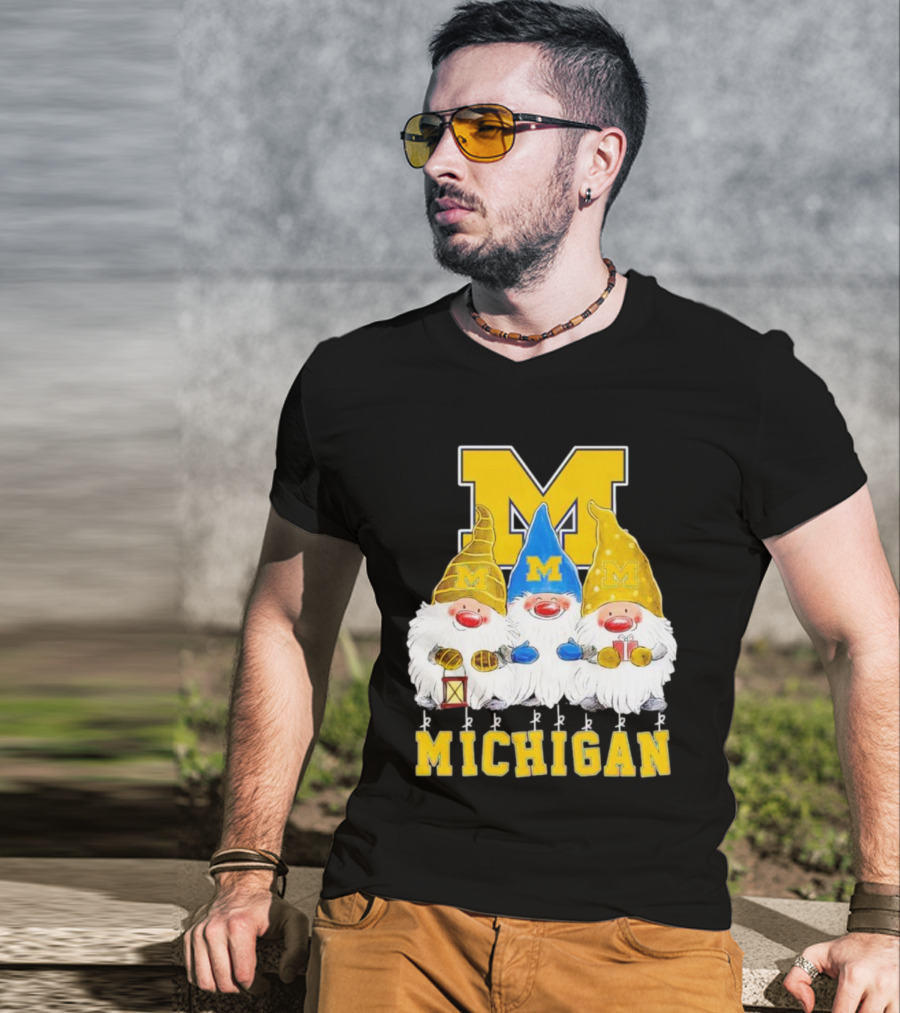 Gnomies Michigan Wolverines Christmas Festive Gnome Trio With Gifts And Lantern T-Shirt