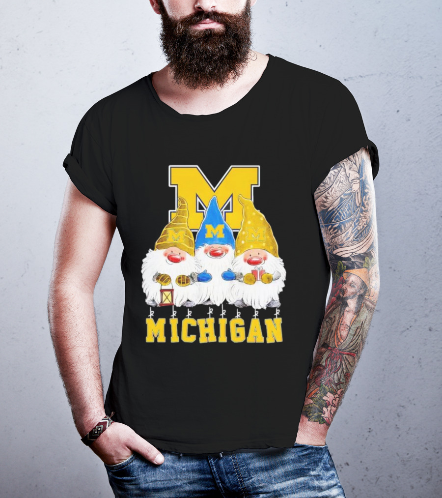 Gnomies Michigan Wolverines Christmas Festive Gnome Trio With Gifts And Lantern T-Shirt
