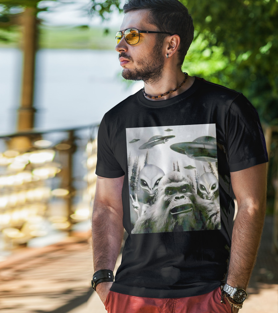 Bigfoot Aliens Selfie UFO Forest Adventure T-Shirt