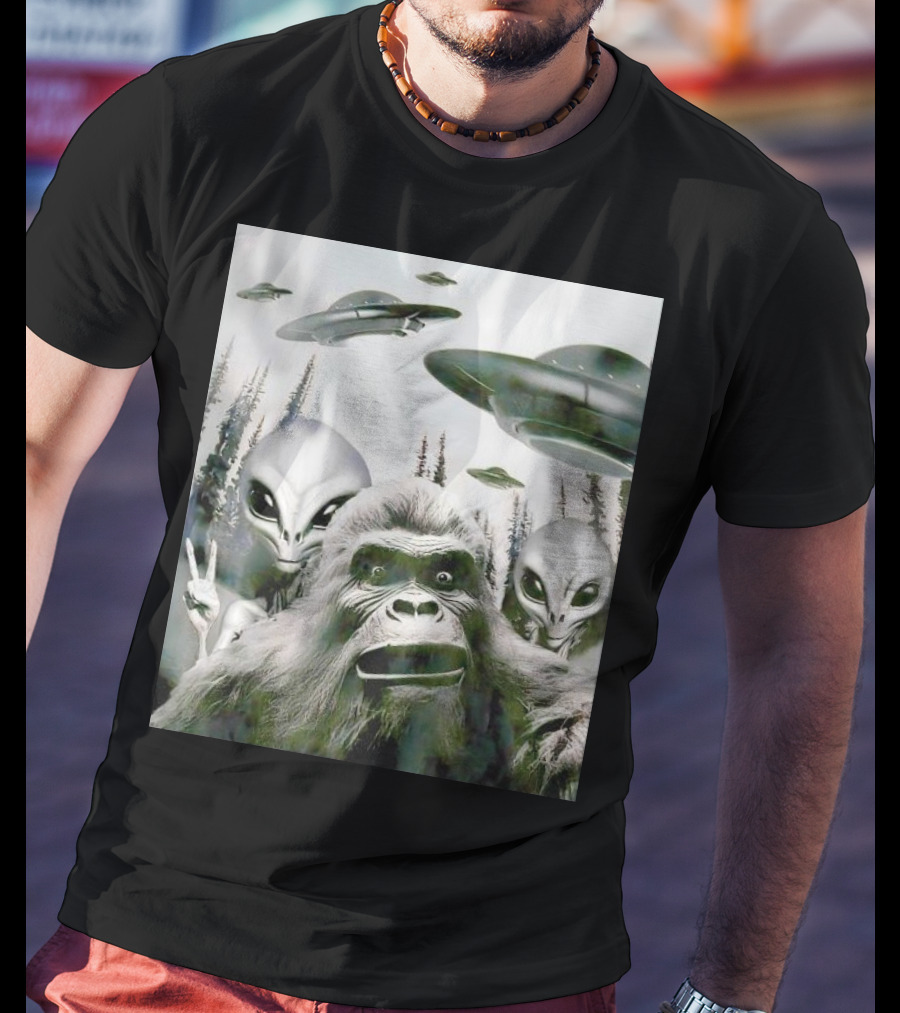Bigfoot Aliens Selfie UFO Forest Adventure T-Shirt