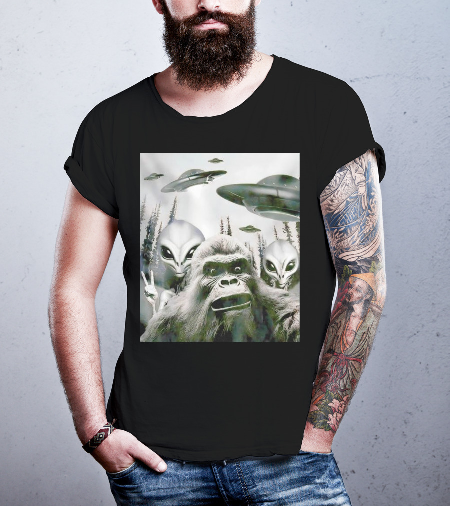 Bigfoot Aliens Selfie UFO Forest Adventure T-Shirt