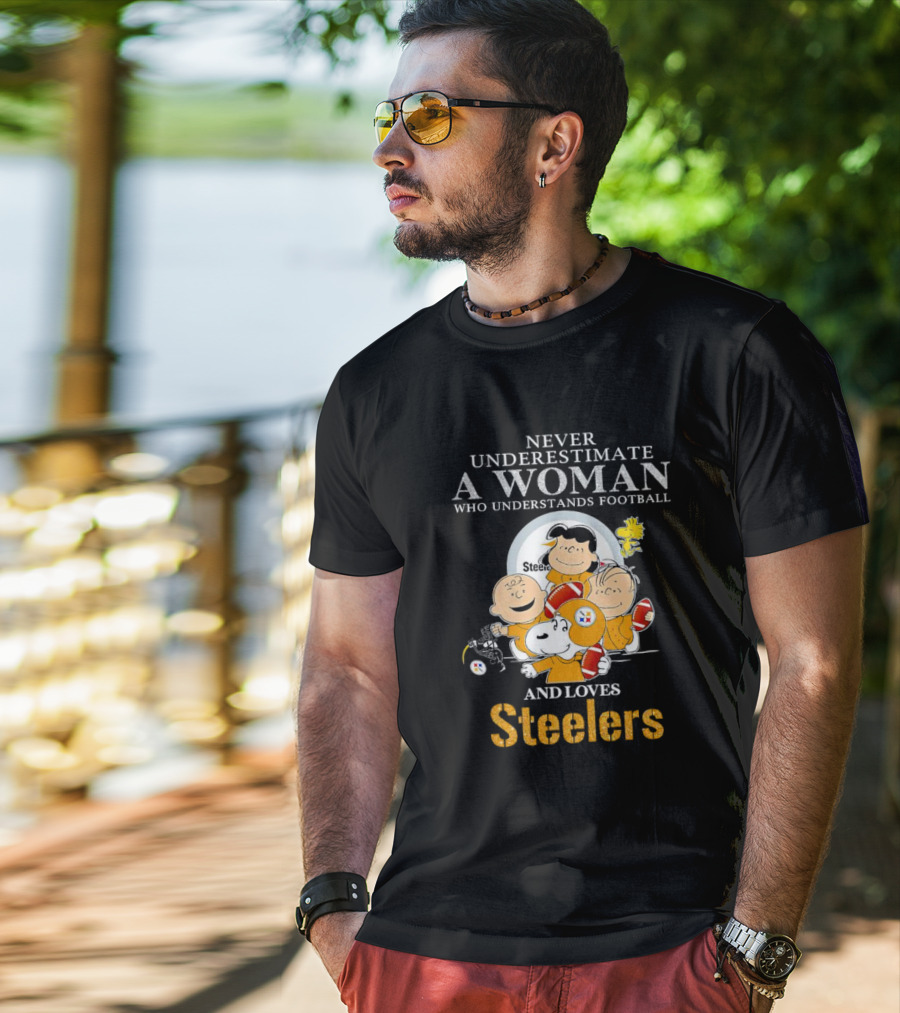 Peanuts Characters Never Underestimate A Woman Who Loves Steelers Football T-Shirt