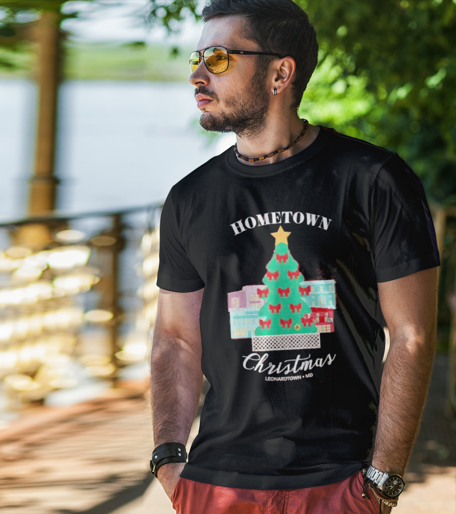 Hometown Christmas Leonardtown MD Christmas Tree With Red Bows And Star T-Shirt