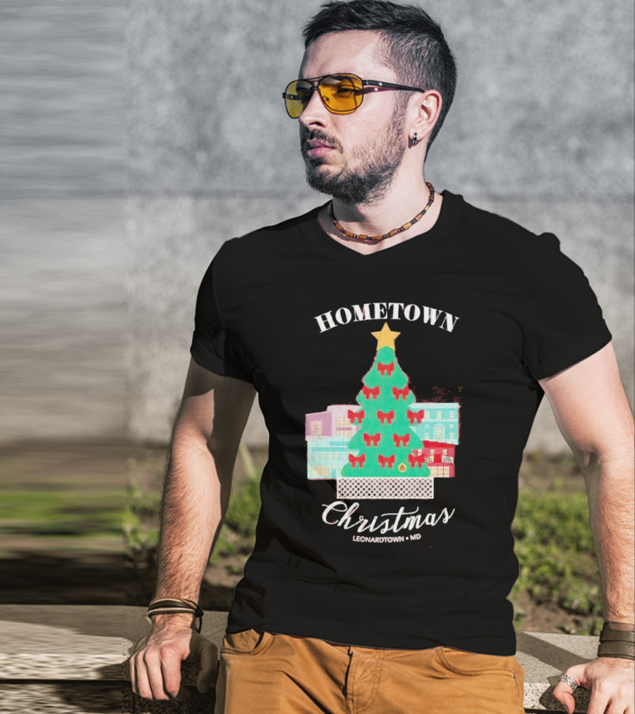 Hometown Christmas Leonardtown MD Christmas Tree With Red Bows And Star T-Shirt