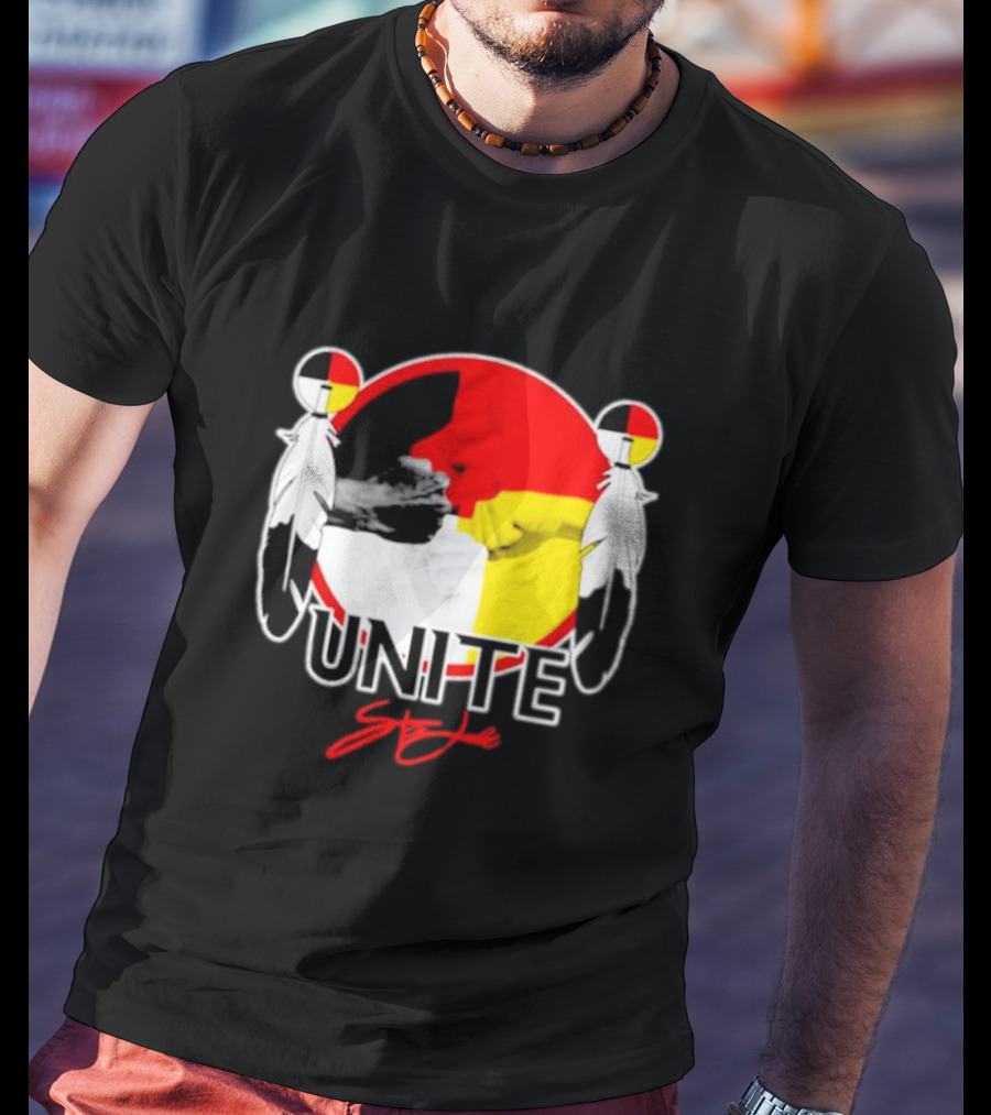 Unite Style Native American Fist Symbol Feathers T-Shirt