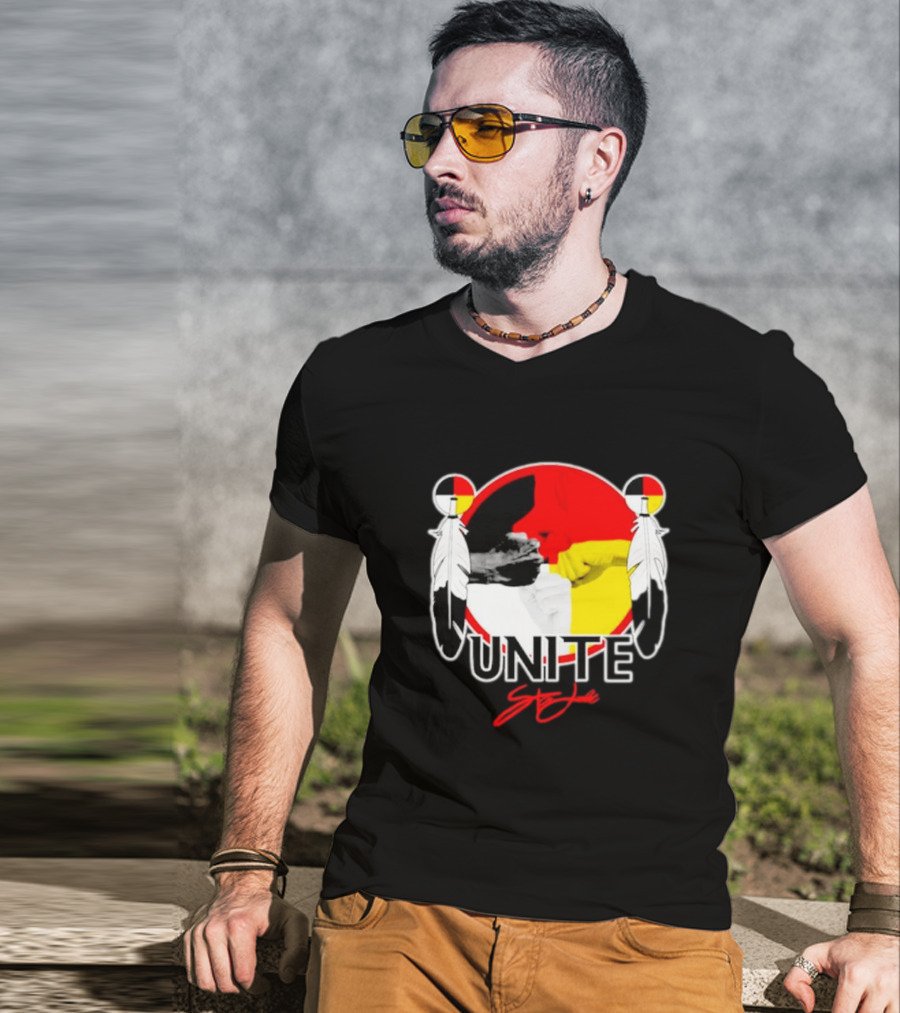 Unite Style Native American Fist Symbol Feathers T-Shirt