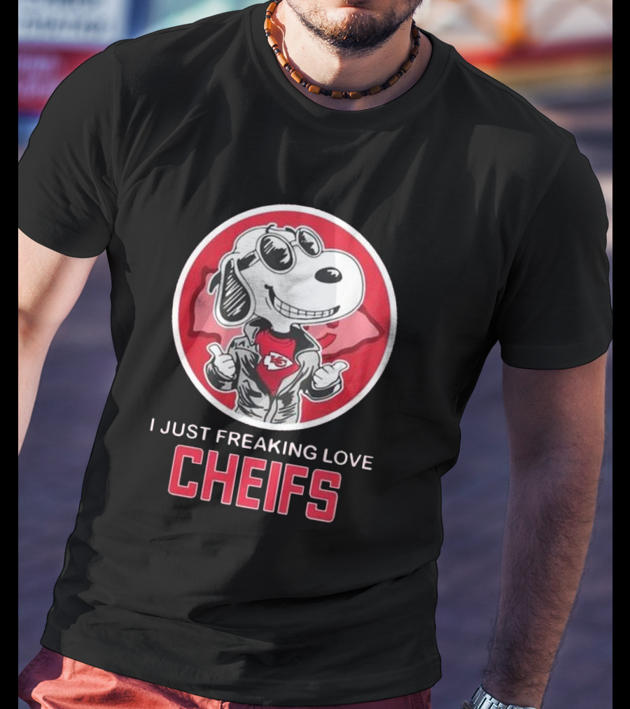 Kansas City Chiefs Snoopy I Just Freaking Love Chiefs T-Shirt