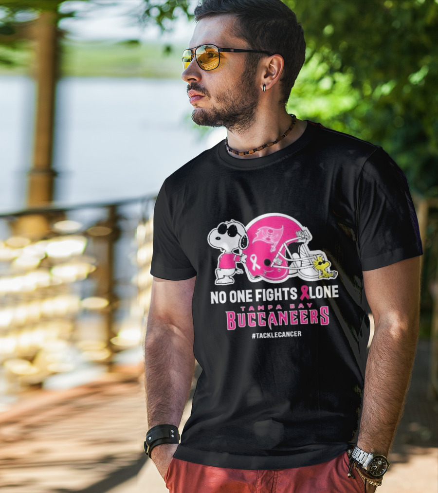 Snoopy And Woodstock No One Fights Alone Tampa Bay Buccaneers #Tacklecancer Pink Helmet T-Shirt