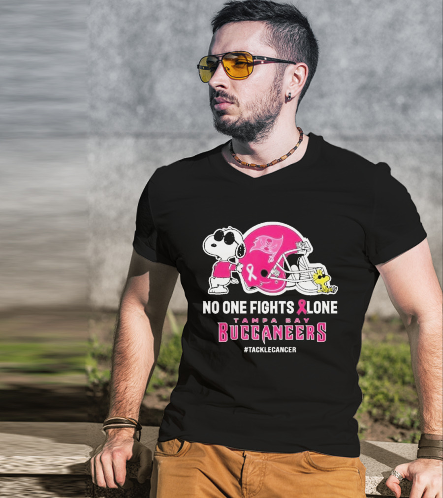 Snoopy And Woodstock No One Fights Alone Tampa Bay Buccaneers #Tacklecancer Pink Helmet T-Shirt