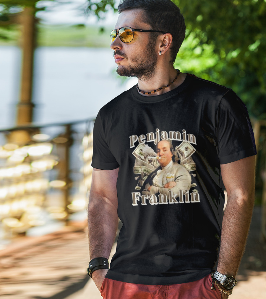 Penjamin Franklin Smoking Dollars Bills In Background T-Shirt