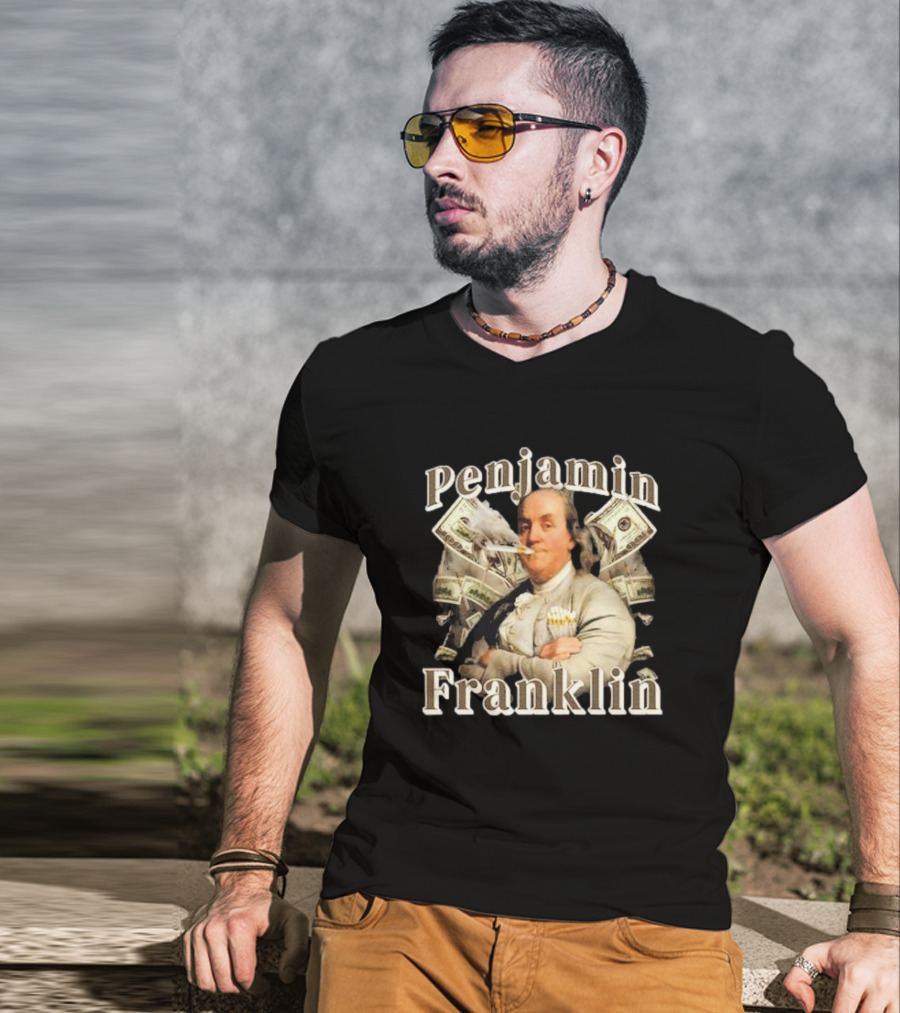 Penjamin Franklin Smoking Dollars Bills In Background T-Shirt