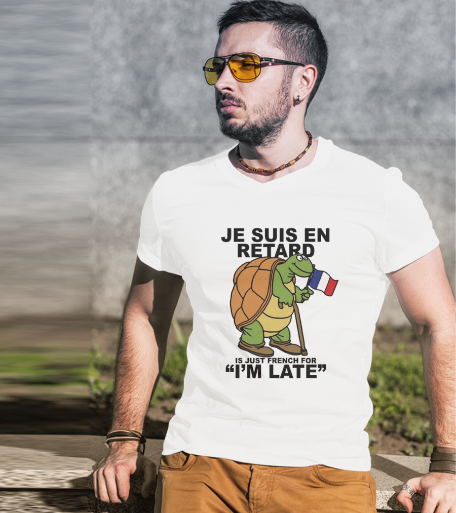 Je Suis En Retard Turtle Holding French Flag I’m Late T-Shirt