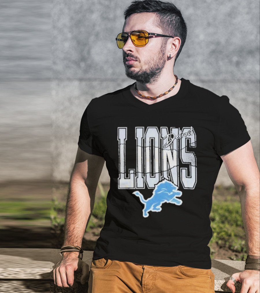 Detroit Lions Vintage Style Blue Lion Emblem On T-Shirt