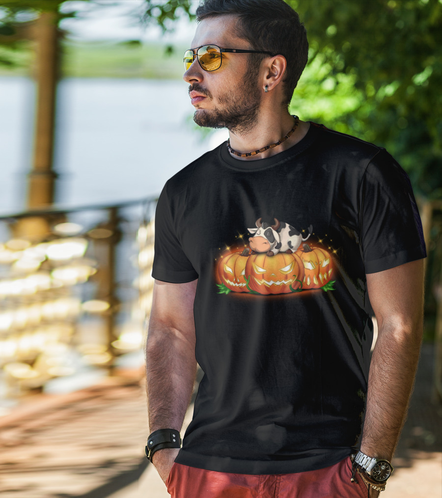 Sleeping Cow On Halloween Jack-O'-Lantern Pumpkins T-Shirt